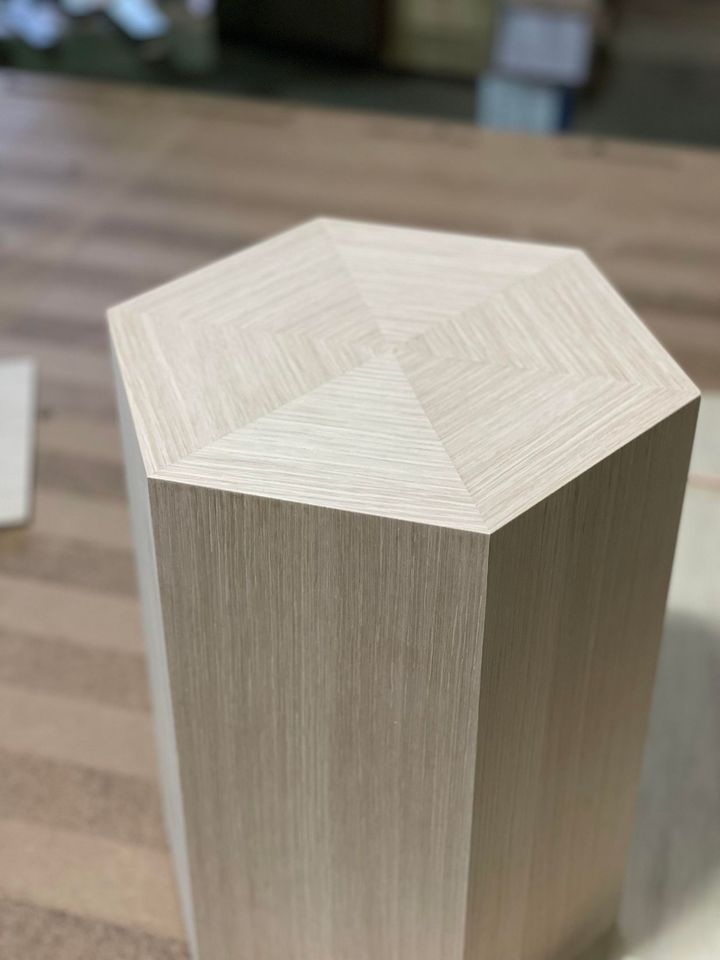 普通は丸太から家具は造らないんだけどね。1