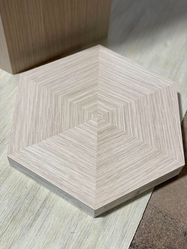 普通は丸太から家具は造らないんだけどね。2