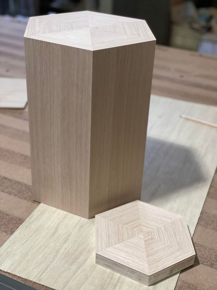 普通は丸太から家具は造らないんだけどね。3