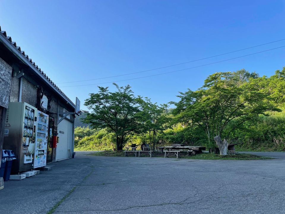 おはようございます。夕方になってから、駐車場にメルセデス2